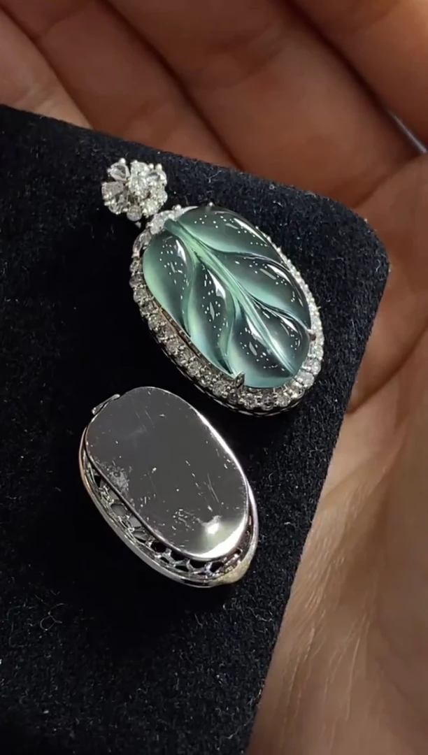 颈饰18K金镶嵌翡翠收到货48小时鉴赏期（超时不退不换）