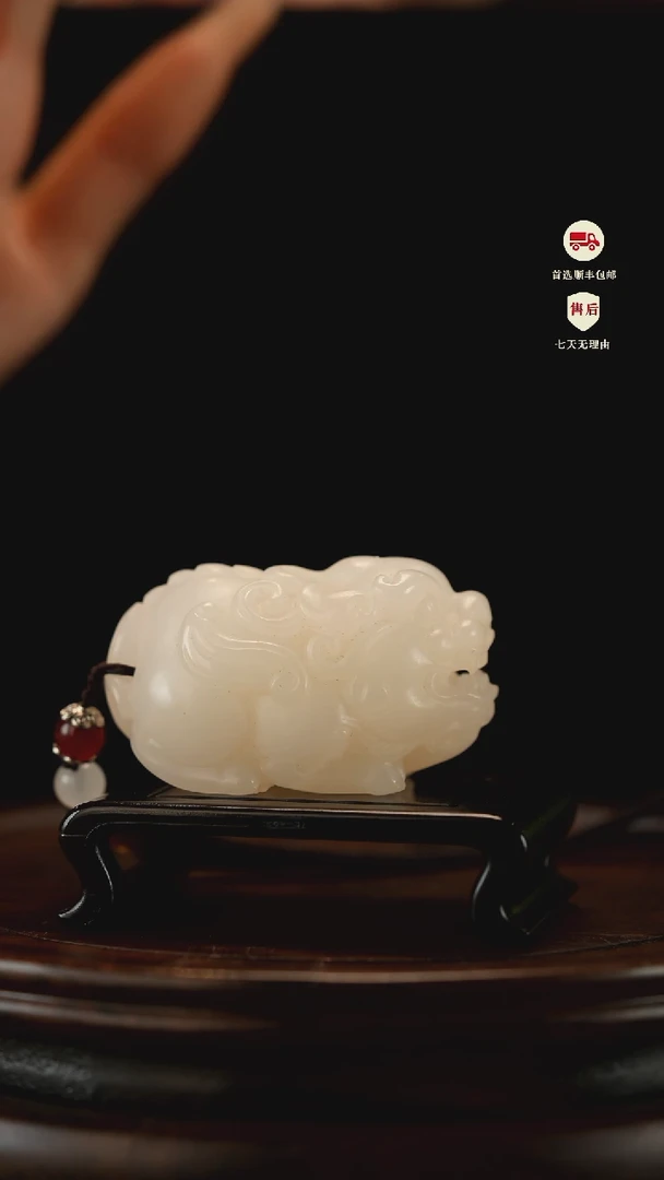 云南石荔枝白雕刻：纳福貔貅手把件摆件