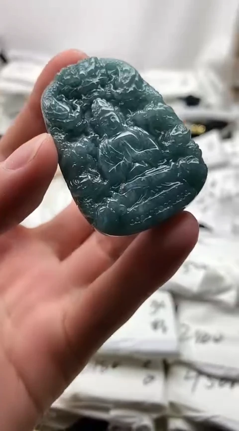 翡翠未镶嵌颈饰九龙观音