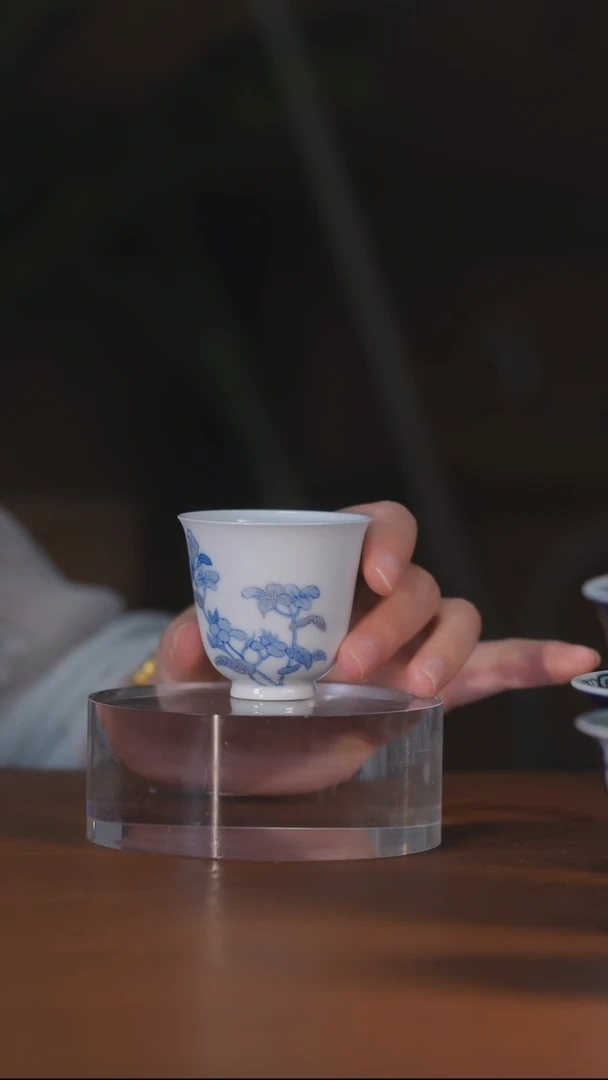 青花描银花卉闻香杯