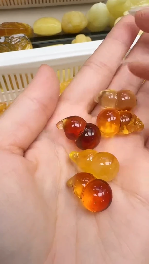未镶嵌琥珀裸石如图