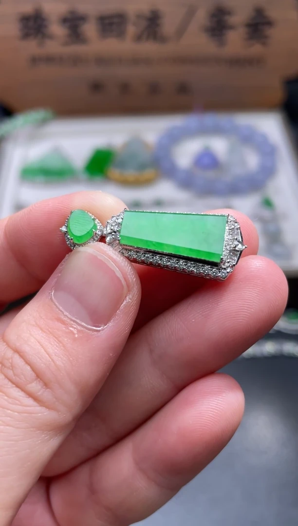 【闪购商品】翡翠颈饰18K金镶嵌21...........