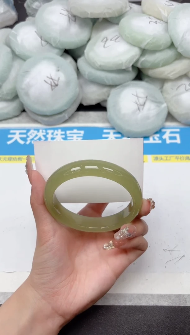 未镶嵌手镯石英质玉240-62.5