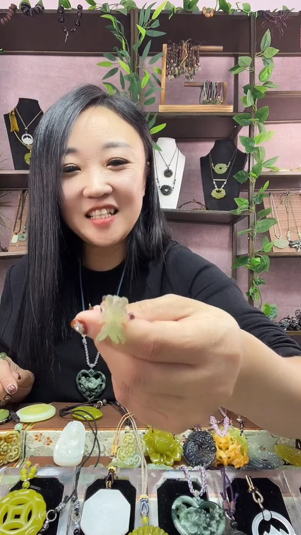 未镶嵌岫玉吊坠(赠链)未镶嵌 岫玉 吊坠(赠链)