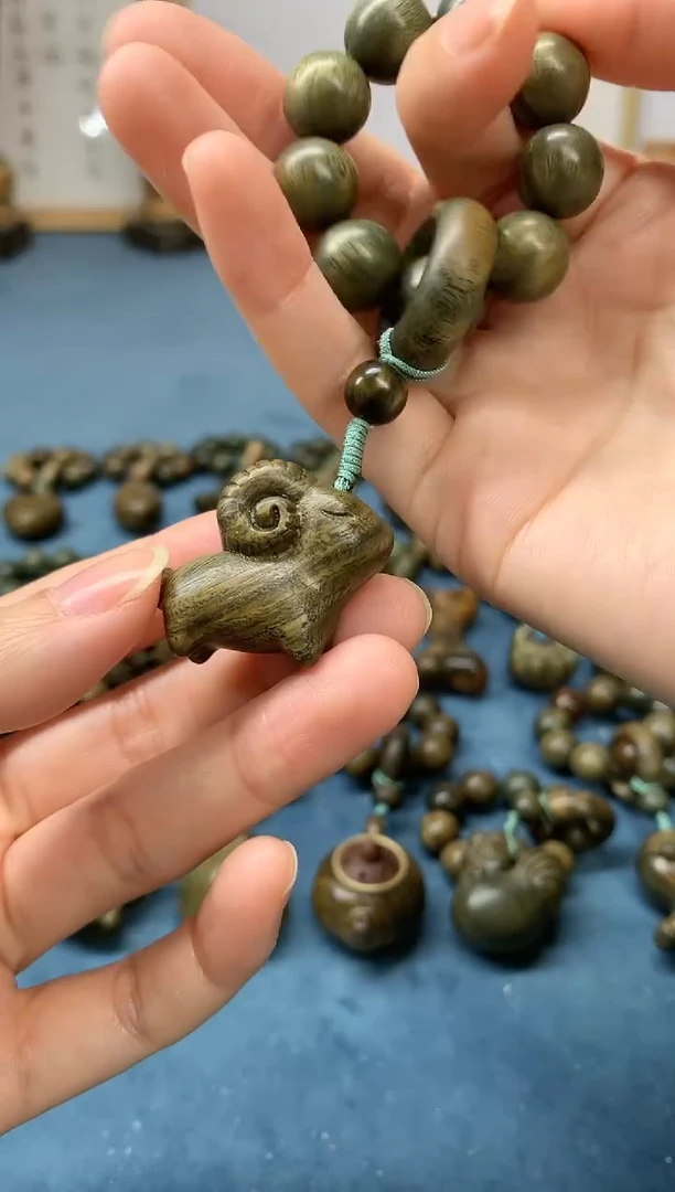 【闪购商品】维腊木（绿檀）把件领头羊 盘玩件