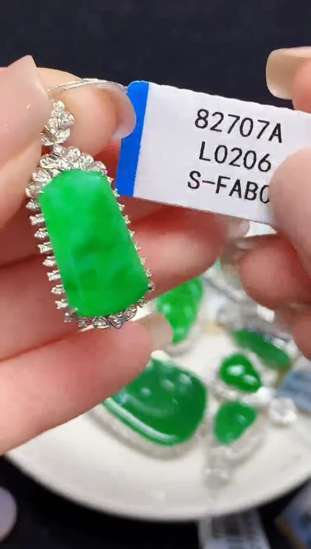 吊坠(不含链)18K金镶嵌翡翠L0206多样性发其一