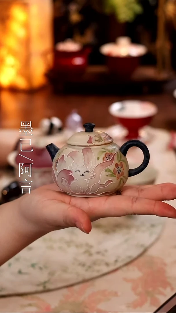 火石红-手绘九尾狐-贵妃壶