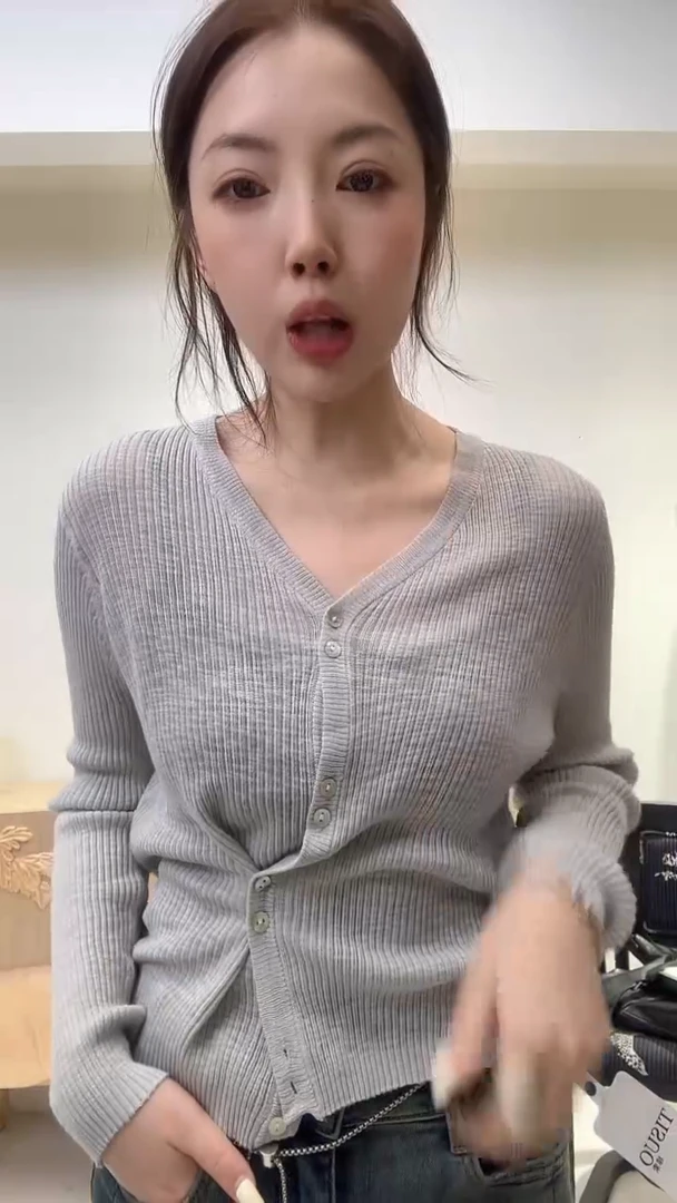 设计感灰色羊毛开衫