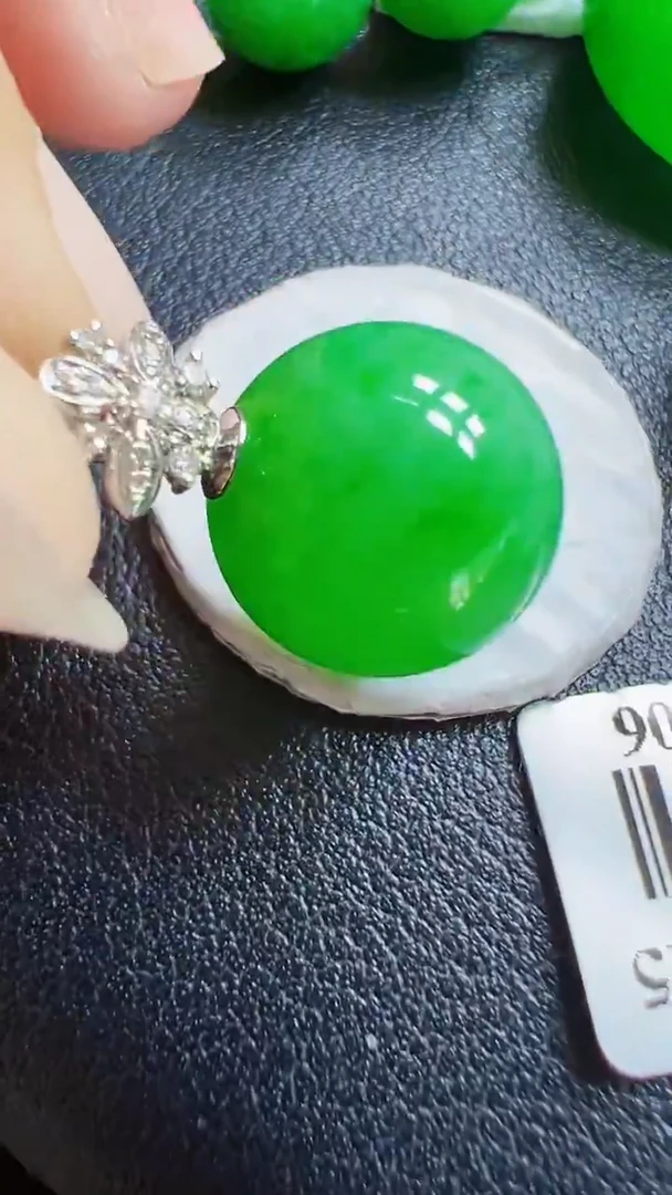 颈饰18K金镶嵌翡翠珠子