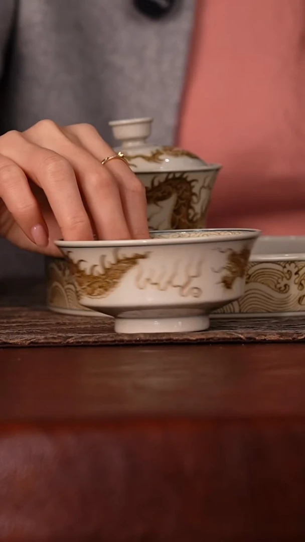 瓷瓷姑娘立勤堂釉里金龙杯