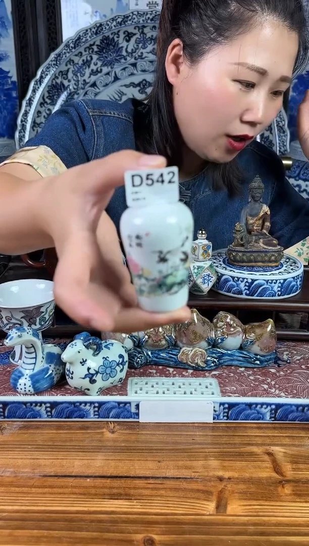 摆件景德镇陶瓷仿古（手工托印鼻烟壶）D452