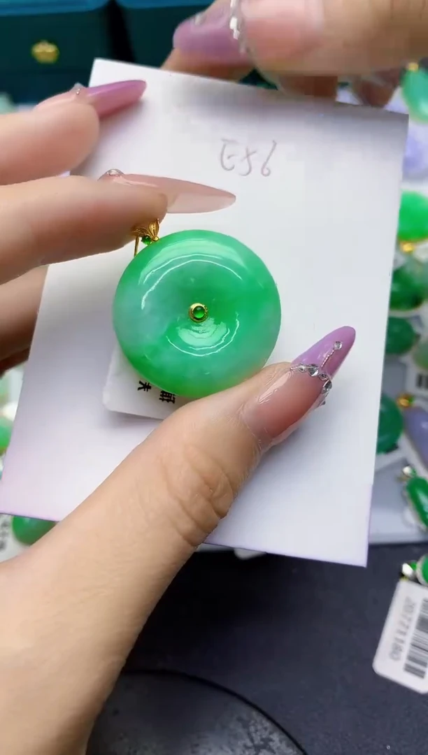 翡翠18K金镶嵌颈饰缅甸天然翡翠A货