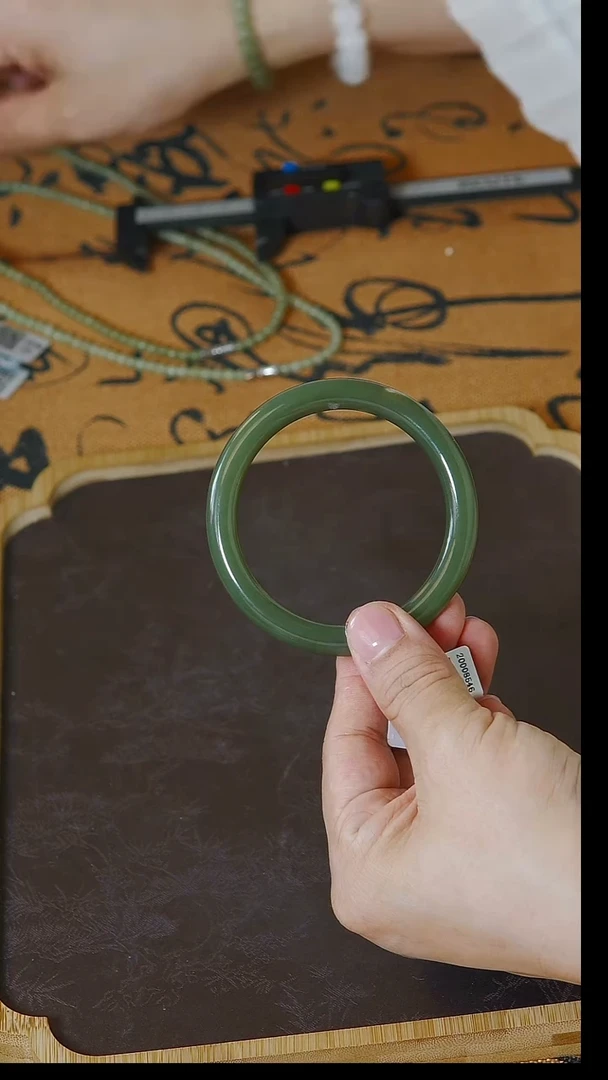 未镶嵌手镯和田玉56+圈口  沙枣青圆条手镯