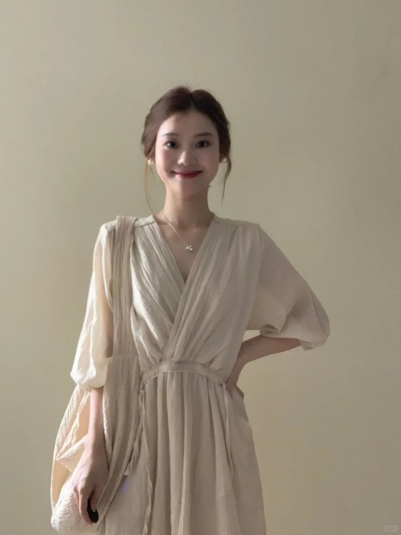 赫本风法式V领连衣裙子女2025夏季新款高级感气质收腰显瘦长裙女