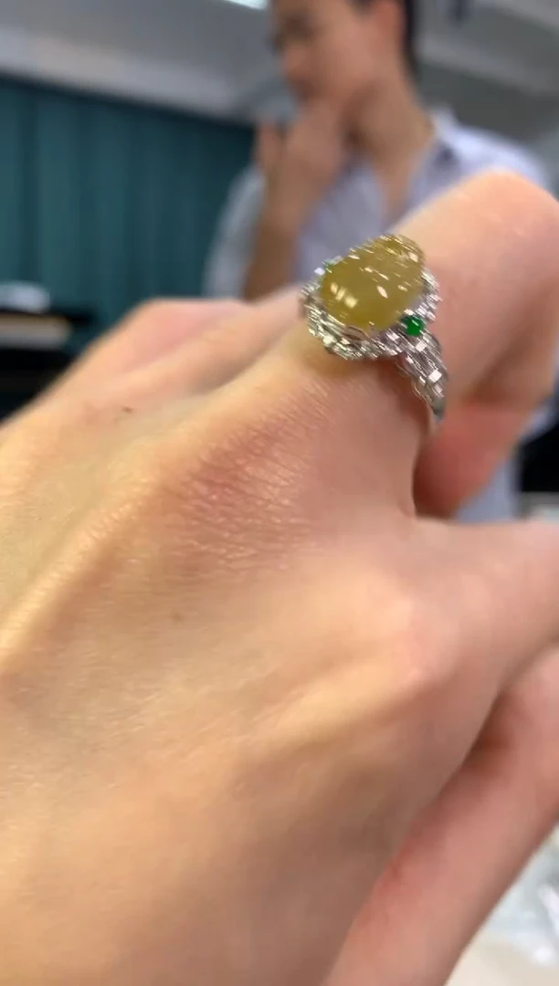 18K金镶嵌戒指翡翠戒指