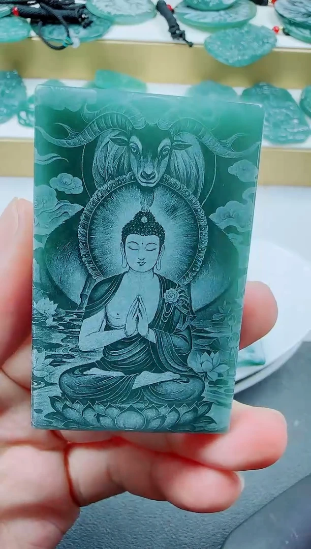翡翠未镶嵌颈饰羊本命佛