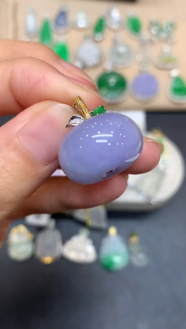 颈饰18K金镶嵌翡翠苹果【无服务费