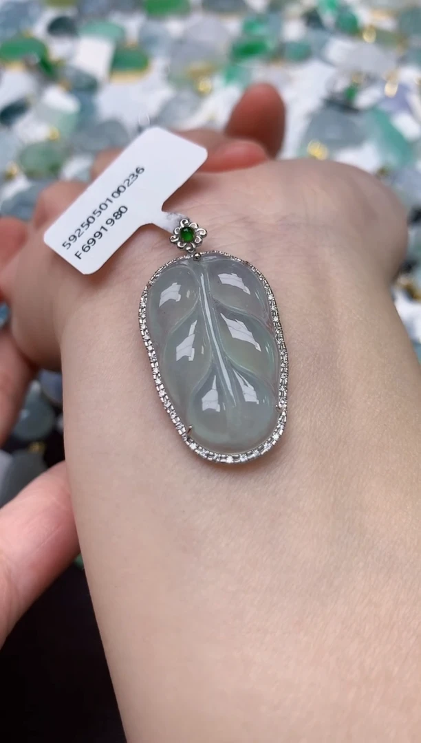 颈饰18K金镶嵌翡翠天然缅甸A货翡翠