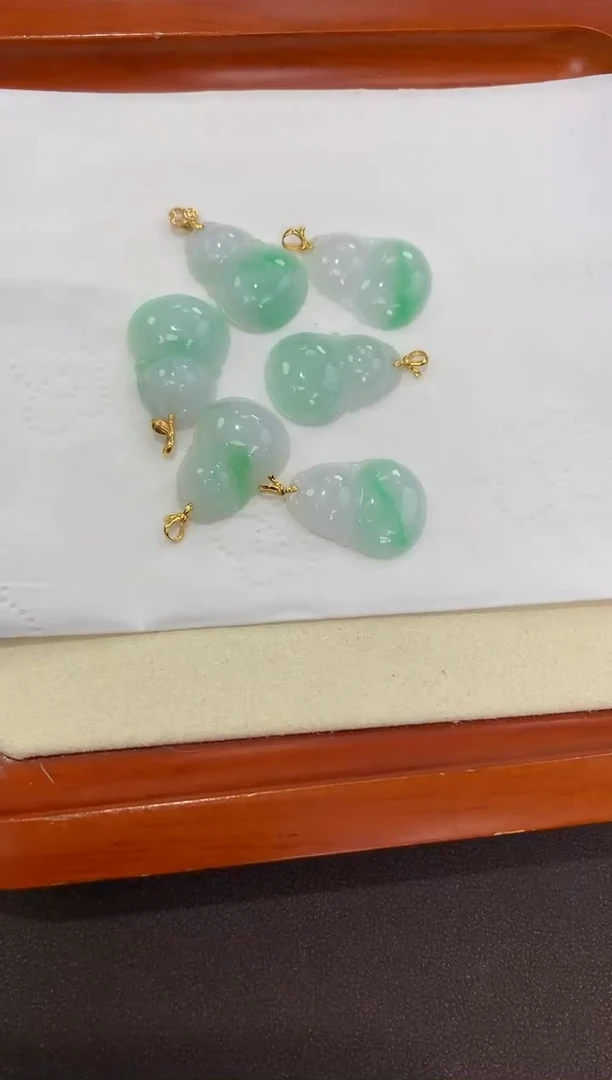 翡翠18K金镶嵌吊坠(赠链)天然缅甸a货翡翠(多样性发其一