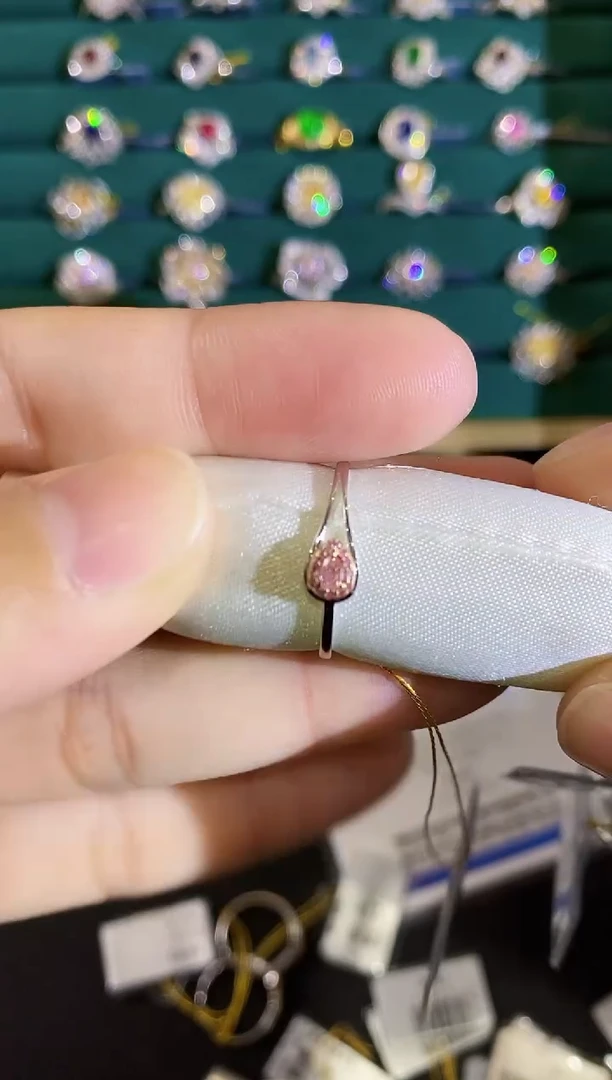 18K金镶嵌戒指钻石戒指