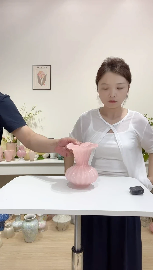 荷叶小粉色琉璃花瓶