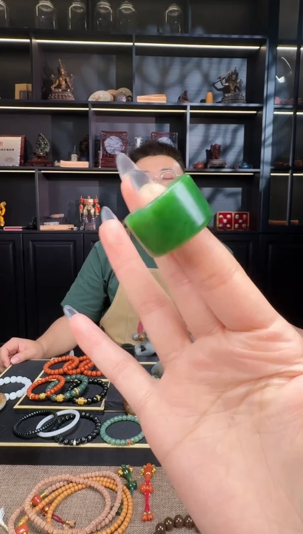 和田玉未镶嵌颈饰碧玉扳指