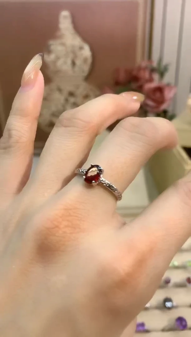 银S925镶嵌戒指水晶梳云石榴石戒指（白托·）