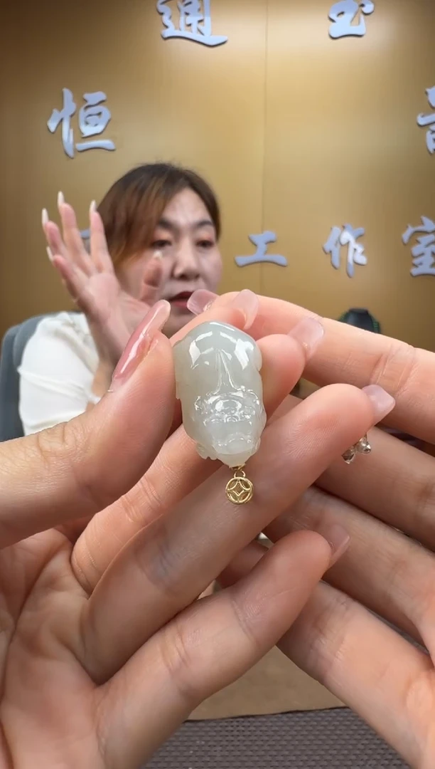 颈饰18K金镶嵌和田玉挂件