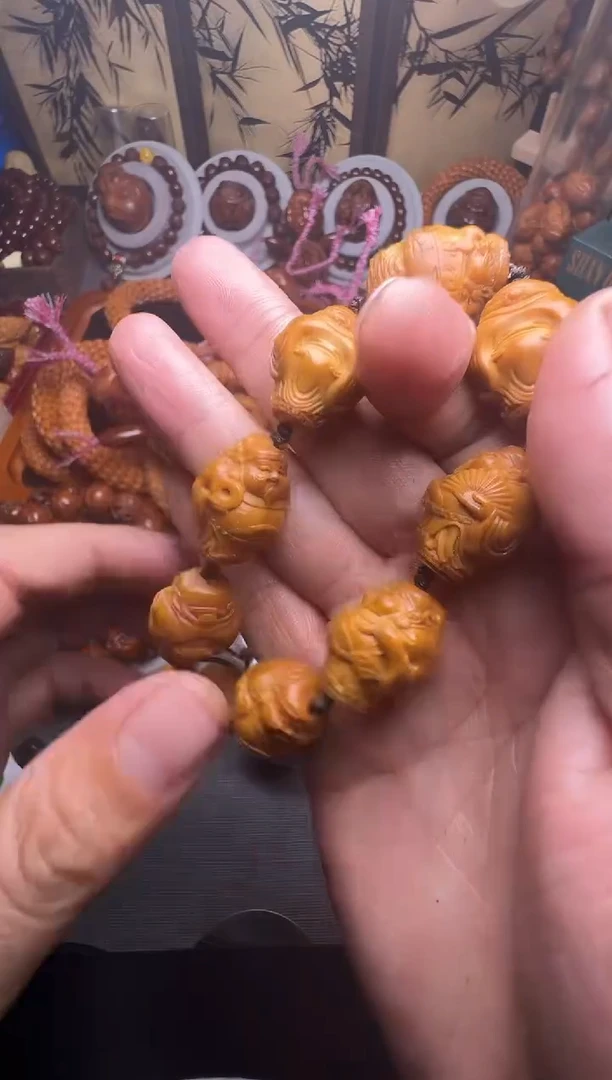 手串橄榄核?**忆站立八方来财