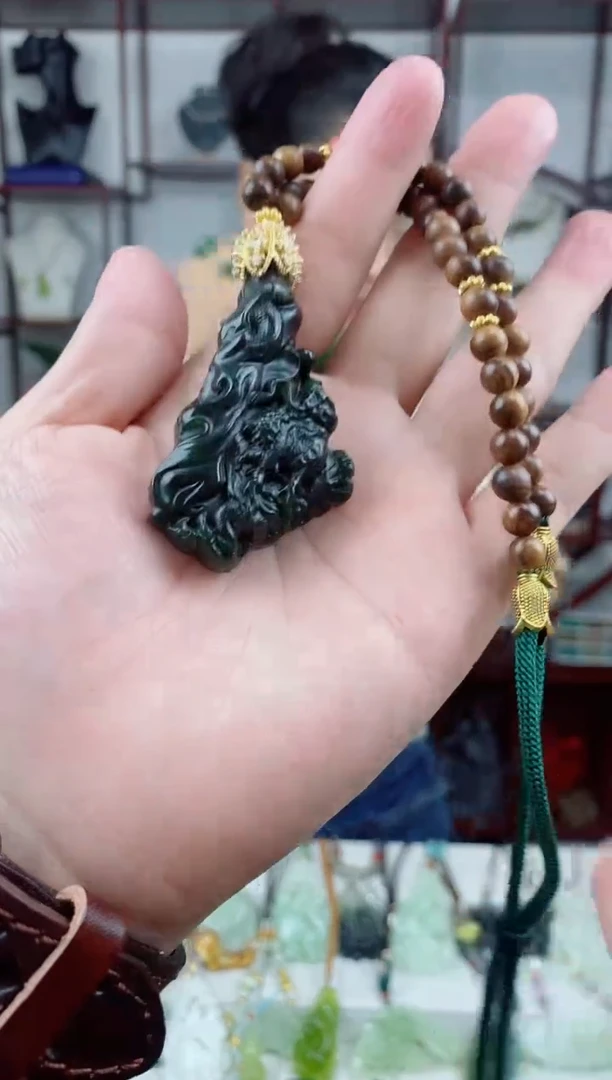 未镶嵌岫玉颈饰1