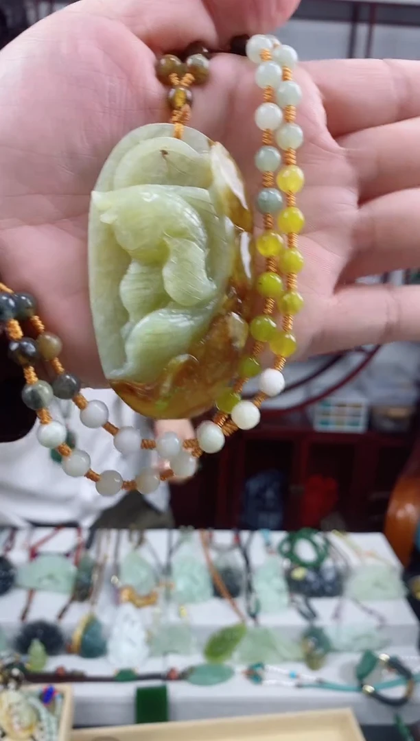 未镶嵌岫玉颈饰1