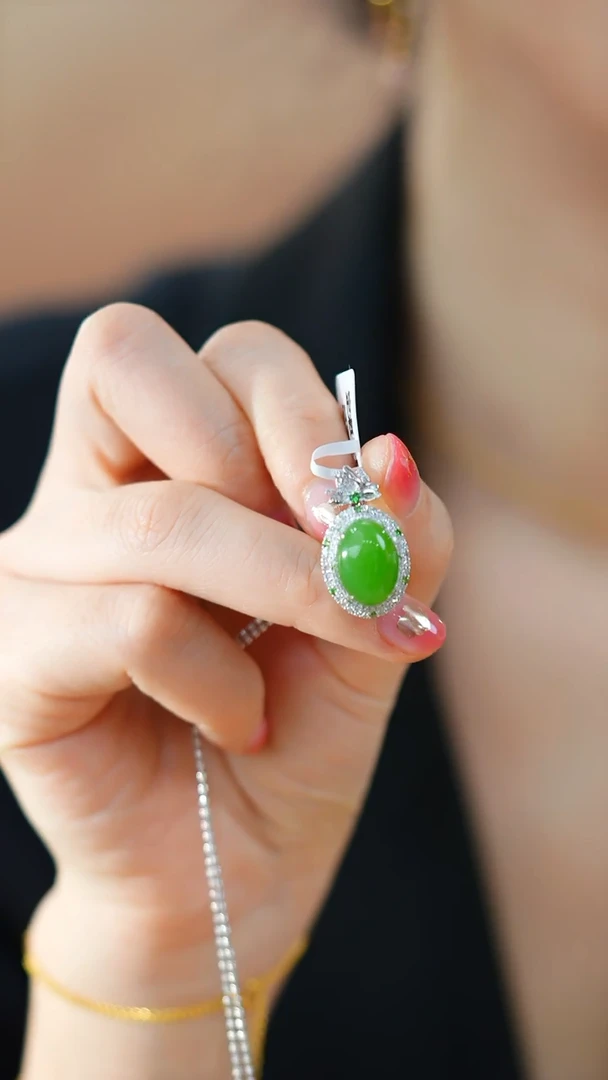 颈饰18K金镶嵌和田玉苹果绿旦面HNZ13908