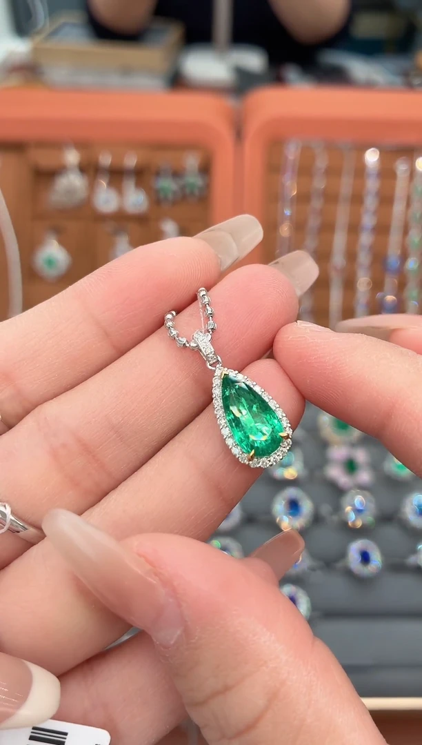 18K金镶嵌吊坠祖母绿-2.3克拉（不含链子）