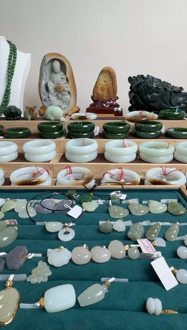 颈饰18K金镶嵌和田玉挂件