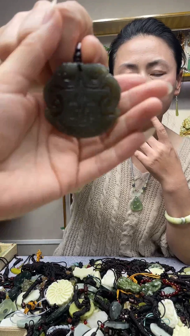 未镶嵌蛇纹石玉吊坠·