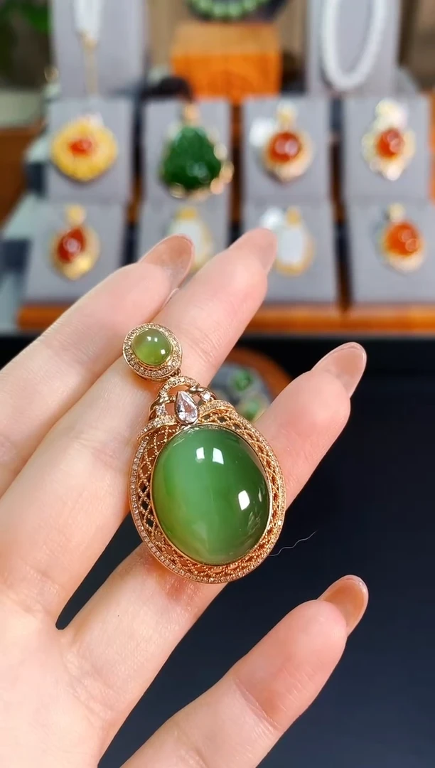 颈饰18K金镶嵌和田玉粉绿猫眼蛋面吊坠*精美款*玫瑰金色