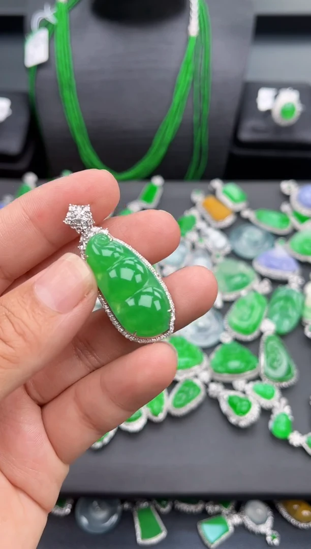 吊坠(不含链)18K金镶嵌翡翠多人