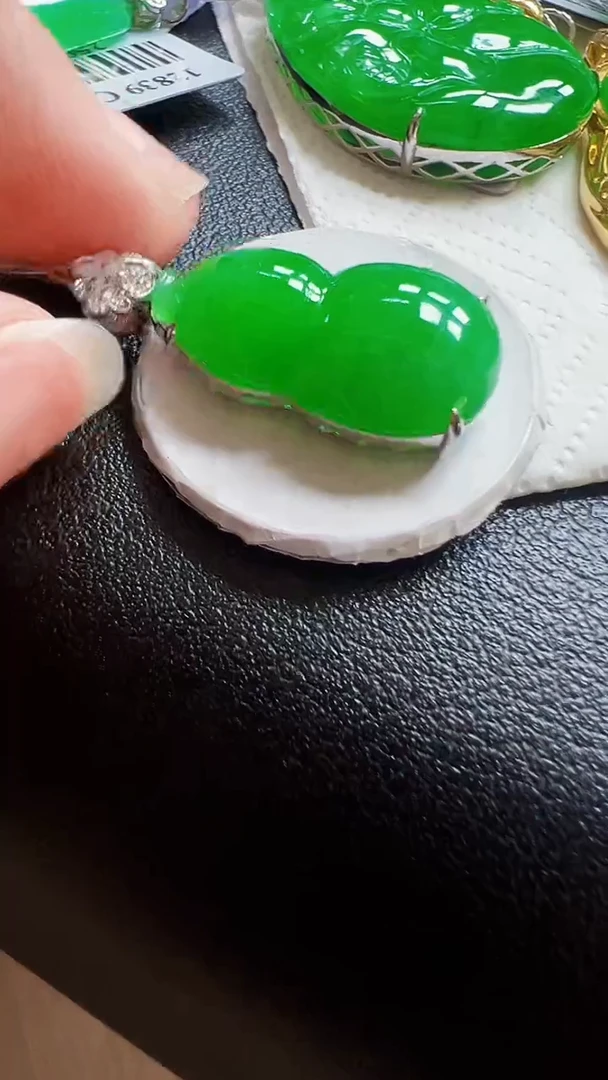 颈饰18K金镶嵌翡翠葫芦