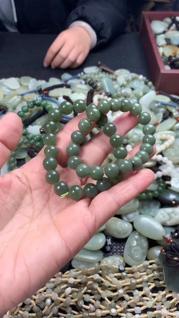 颈饰未镶嵌和田玉（多样性发一件）没有证书有瑕