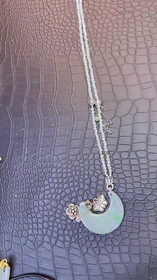 翡翠未镶嵌颈饰翡翠半月牙设计吊坠