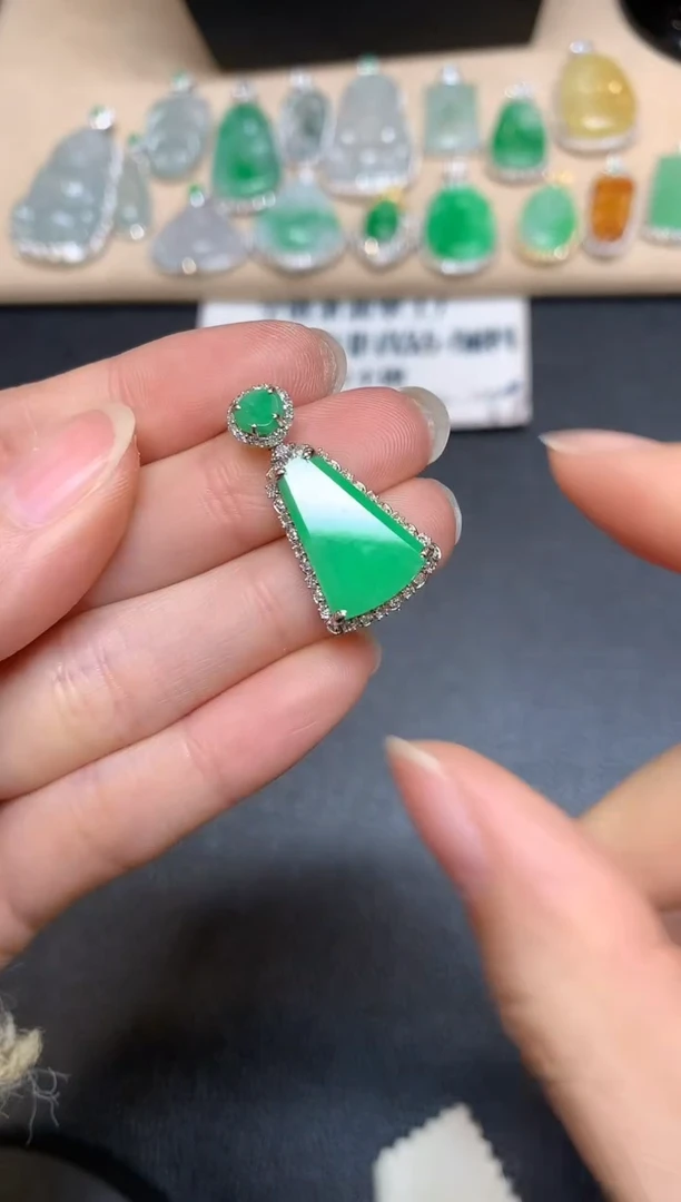 【闪购商品】翡翠颈饰18K金镶嵌无事牌【无服务费