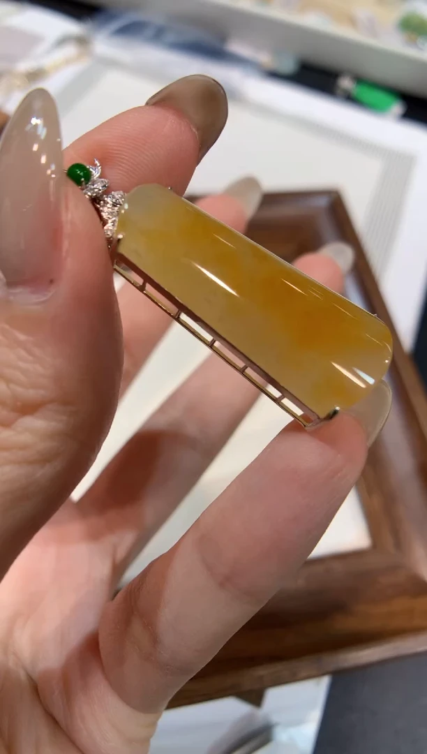 颈饰18K金镶嵌翡翠无事牌