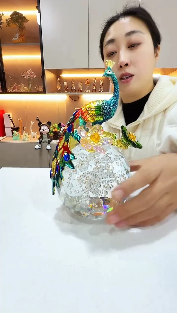 水晶孔雀摆件一个