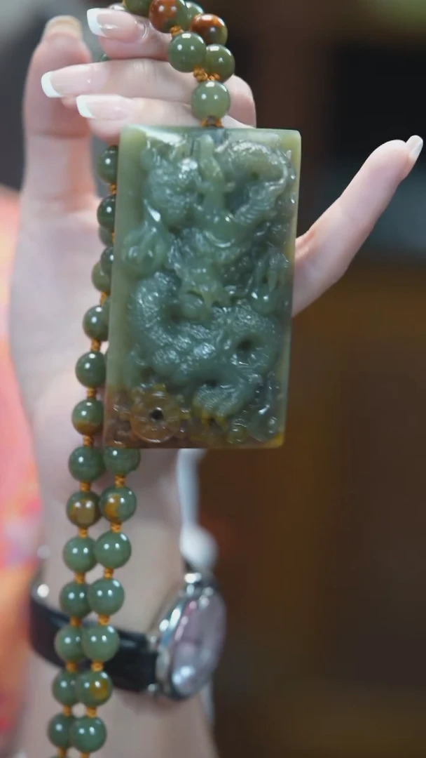 颈饰未镶嵌岫岩河磨玉（透闪石质玉）龙牌