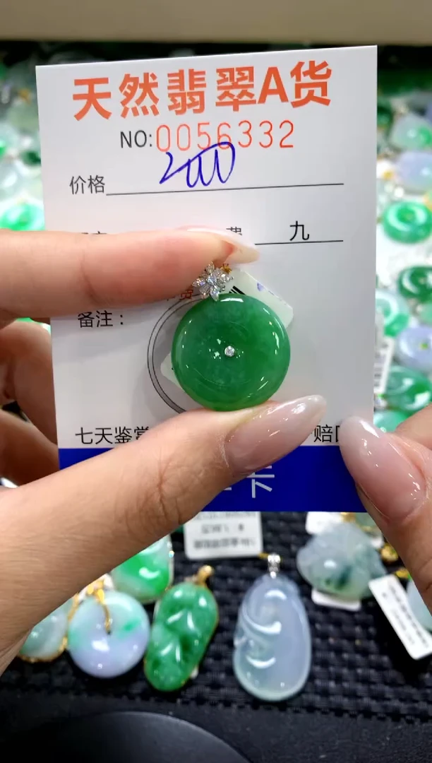 翡翠18K金镶嵌颈饰1111111111111111