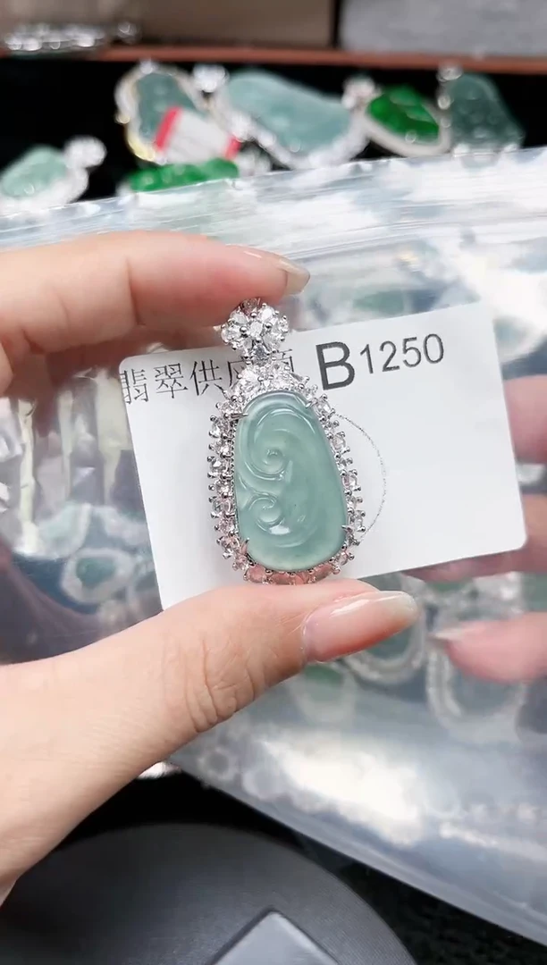 【闪购商品】翡翠颈饰未镶嵌1250赠皮绳