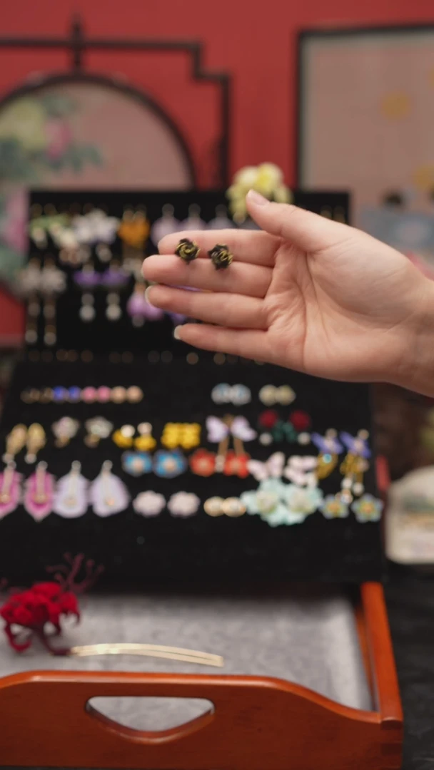 刺绣锡****n非遗绒花苏绣饰品