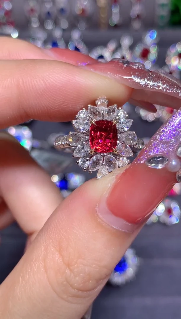 18K金镶嵌戒指尖晶石1.28CT
