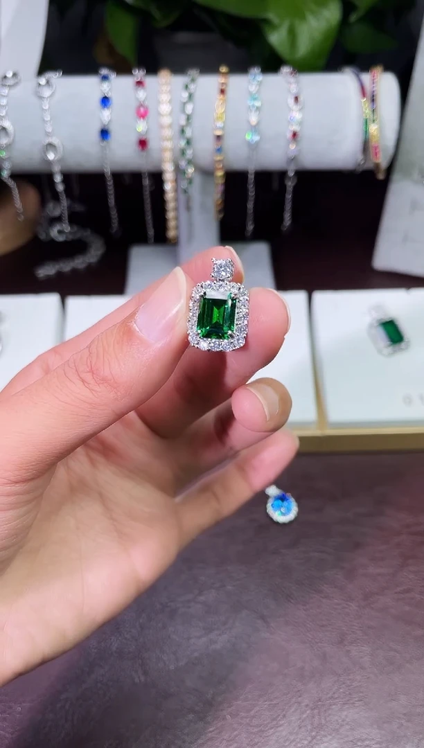 足铂镶嵌合成（培育）红宝石吊坠(赠链)绿宝吊坠