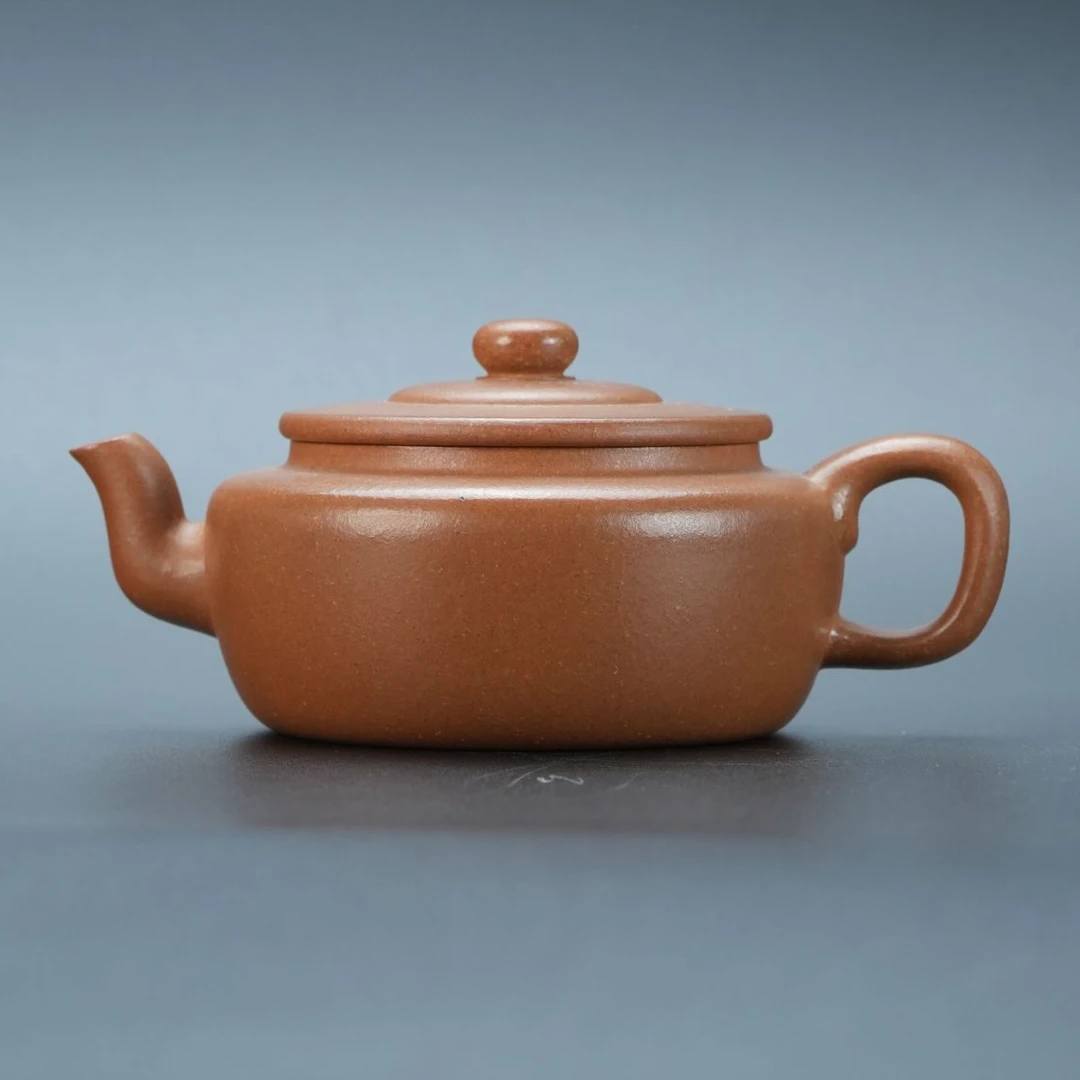 lot20792 33 玉成窑订（刘群） 紫砂玉成窑老段泥圆趣壶(160cc)